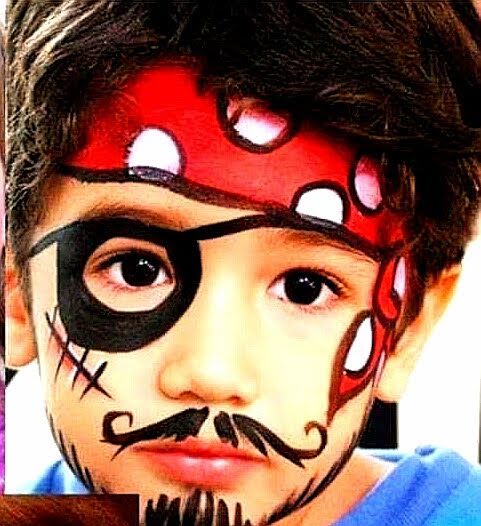 Niño pintacara pirata