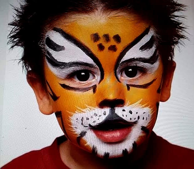 Niño pintacara tigre