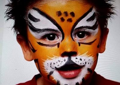 Niño pintacara tigre
